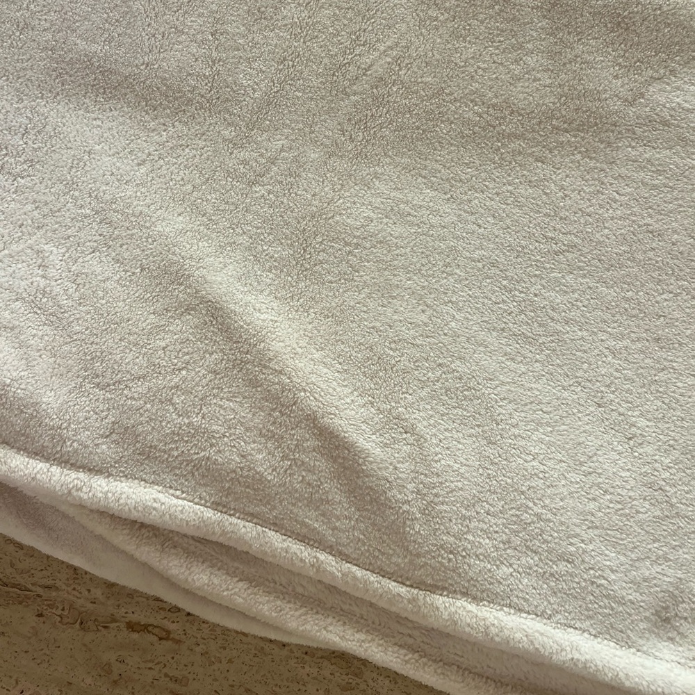 Calvin Klein Blanket - Picture 3 of 13